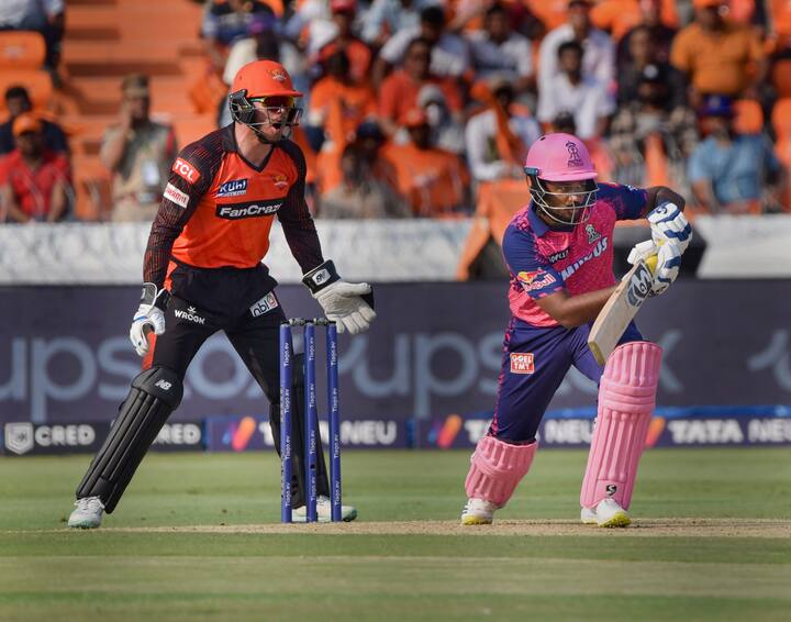 गेल्या हंगामात राजस्थान रॉयल्सच्या जोस बटलर याने धावांचा पाऊस पाडला होता. यंदाही पहिल्याच सामन्यात त्याने आक्रमक फलंदाजी केली. जोस बटलर याने अवघ्या 20 चेंडूत अर्धशतक झळकावले. जोस बटलर याने हैदराबादच्या प्रत्येक गोलंदाजाचा समाचार घेतला. बटलरपुढे हैदराबादच्या गोलंदाजाची दयनीय अवस्था झाली होती. जोस बटलर याने चौकार आणि षटकारांचा पाऊस पाडला. जोस बटलर याने सुरुवातीपासूनच हैदराबादच्या गोलंदाजांवर वर्चस्व गाजवले. भुवनेश्वर कुमार, फारुकी, वॉशिंगटन सुंदर, नटराजन यांचा त्याने समाचार घेतला. जोस बटलर याने 22 चेंडूत 54 धावांची खेळी केली. फारुकीने अप्रितिम चेंडूवर जोस बटलरला त्रिफाळाचीत बाद केले. जोस बटलर याने आपल्या अर्धशतकी खेळीदरम्यान तीन षटकार आणि सात चौकारांचा पाऊस पाडला. बटलरने पावर प्लेच्या षटकाचा फायदा घेत धावांचा पाऊस पाडला.