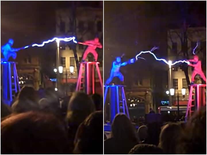 Two men wearing special suits are seen playing with thousands of volts of electricity on tesla coil टेस्ला कॉइल पर खड़े होकर हजारों वोल्ट की बिजली से खेलते नजर आए शख्स, यूजर्स बोले मौत का तांडव