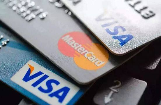 ਜਨਤਕ ਥਾਵਾਂ 'ਤੇ ਇਨ੍ਹਾਂ ਚੀਜ਼ਾਂ ਤੋਂ ਦੂਰੀ ਬਣਾ ਕੇ ਰੱਖੋ : ਕਈ ਵਾਰ ਜਦੋਂ ਅਸੀਂ ਬਾਹਰ ਹੁੰਦੇ ਹਾਂ ਤਾਂ ਅਸੀਂ ਜਨਤਕ ਵਾਈ-ਫਾਈ ਦੀ ਵਰਤੋਂ ਕਰਨਾ ਸ਼ੁਰੂ ਕਰ ਦਿੰਦੇ ਹਾਂ ਅਤੇ ਇਸ ਸਮੇਂ ਦੌਰਾਨ ਡੈਬਿਟ ਕਾਰਡ ਲੈਣ-ਦੇਣ ਵੀ ਕਰਦੇ ਹਾਂ। ਅਜਿਹੇ 'ਚ ਸਾਨੂੰ ਇਨ੍ਹਾਂ ਚੀਜ਼ਾਂ ਤੋਂ ਬਚਣਾ ਚਾਹੀਦਾ ਹੈ, ਕਿਉਂਕਿ ਤੁਹਾਡੇ ਡੈਬਿਟ ਕਾਰਡ ਦੀ ਜਾਣਕਾਰੀ ਇੱਥੋਂ ਵੀ ਚੋਰੀ ਹੋ ਸਕਦੀ ਹੈ। ਇਸ ਦੇ ਨਾਲ ਹੀ ਕਦੇ ਵੀ ਆਪਣੇ ਕਾਰਡ ਦੀ ਫੋਟੋ ਜਾਂ ਇਸ ਨਾਲ ਜੁੜੀ ਜਾਣਕਾਰੀ ਨੂੰ ਸੋਸ਼ਲ ਮੀਡੀਆ 'ਤੇ ਸ਼ੇਅਰ ਨਾ ਕਰੋ, ਇਹ ਵੀ ਤੁਹਾਨੂੰ ਪਰੇਸ਼ਾਨੀ ਵਿੱਚ ਪਾ ਸਕਦਾ ਹੈ।