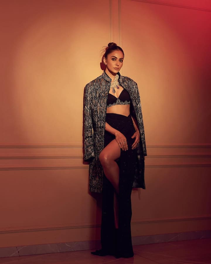 প্রসঙ্গত, কিছুদিন আগেই মুক্তি পেয়েছে রাকুল অভিনীত ছবি 'ছত্রিওয়ালি'। যেখানে তাঁর অভিনয় যথেষ্ট প্রশংসিত হয়েছে।