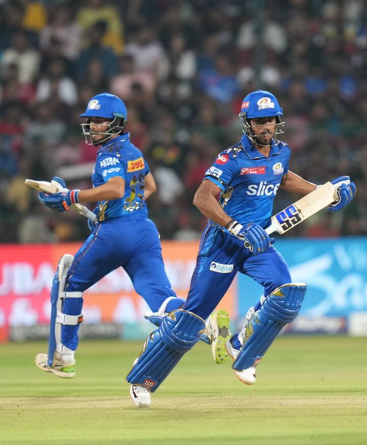 मुंबईकडून अरशद खान आणि कॅमरुन ग्रीन यांनी प्रत्येकी एक एक विकेट घेतली. अरशद खान याने फाफ याचा अडथळा दूर केला. तर कॅमरुन ग्रीन याने दिनेश कार्तिकला बाद केले. या दोघांचा अपवाद वगळता एकाही गोलंदाजाला प्रभावी मारा करता आला नाही. फिरकीपटू आणि वेगवान गोलंदाजी प्रभावहीन ठरली.  जेसन बेहरडॉफ, जोफ्रा आर्चर, पियुष चावला, ऋतिक शौकिन यांना विकेट घेता आली नाही आणि धावाही रोखता आल्या नाहीत. पियुष चावला याने 4 षटकात फक्त 26 धावा दिल्या पण विकेट घेता आली नाही.