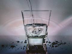 गले में हो गई है खराश की समस्या तो इस मीठे पानी से मिलेगा झटपट आराम... शहद नहीं गर्म पानी में मिलाएं ये चीज