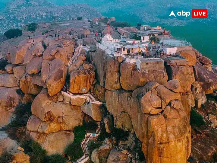 किष्किंधा अंजनी पर्वत: इस पर्वत का उल्लेख रामायण में मिलता है. कर्णाटक के कोप्पल और बेल्लारी जिले के पास किष्किंधा क्षेत्र में इसी पर्वत पर माता अंजनी ने तपस्या की थी. भगवान राम और हनुमान जी की मुलाकात भी इसी पर्वत पर हुई थी. कहा जाता है कि कलयुग में भी इस पर्वत पर हनुमान जी निवास करते हैं.