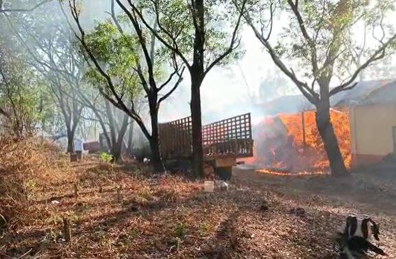 वीस वर्षांपूर्वी जप्त केलेला मुद्देमाल जळाला आहे. तसेच दोन ट्रक देखील जळून खाक झाल्या आहेत.