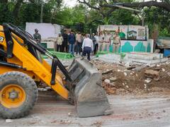 दिल्ली में 'सदियों पुरानी' दरगाह पर कड़ी सुरक्षा में हटाया गया अतिक्रमण, केयर टेकर ने किया ये दावा