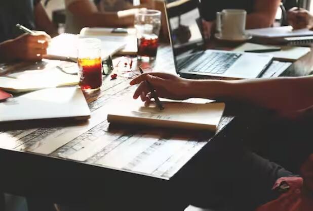 ਦਫਤਰ ਵਿਚ ਲੰਬੇ ਸਮੇਂ ਤੱਕ ਗਲਤ ਆਸਣ ਵਿਚ ਬੈਠਣ ਨਾਲ ਤੁਹਾਡੀ ਰੀੜ੍ਹ ਦੀ ਹੱਡੀ 'ਤੇ ਦਬਾਅ ਪੈਂਦਾ ਹੈ ਅਤੇ ਇਸ ਨਾਲ ਬਹੁਤ ਦਰਦ ਹੋ ਸਕਦਾ ਹੈ।