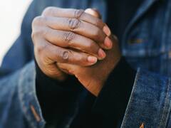 Knuckle Cracking: जब भी उंगली चटकाते हैं तो एक आवाज आती है... कभी सोचा है कहां से आती है और उस वक्त हड्डियों के बीच क्या होता है