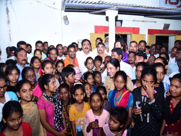Mahabubabad  Minister Errabelli Dayakar rao watched balagam movie with orphans Minister Dayakar Rao : అనాథ పిల్లలతో కలిసి బలగం సినిమా చూసిన మంత్రి ఎర్రబెల్లి