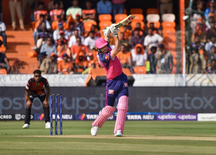 दरम्यान, हैदराबादचा कर्णधार भुवनेश्वर कुमार याने नाणेफेक जिंकून प्रथम गोलंदाजी करण्याचा निर्णय घेतला. पण जोस बटलर आणि यशस्वी जयस्वाल यांनी धावांचा पाऊस पाडला. जोस बटलर, संजू सॅमसन आणि यशस्वी जयस्वाल यांच्या अर्धशतकाच्या बळावर राजस्थानने निर्धारित 20 षटकात पाच विकेटच्या मोबदल्यात 203 धावांचा डोंगर उभारला. हैदराबादकडून नटराजन आणि फारुखी यांनी प्रत्येकी दोन दोन विकेट घेतल्या.