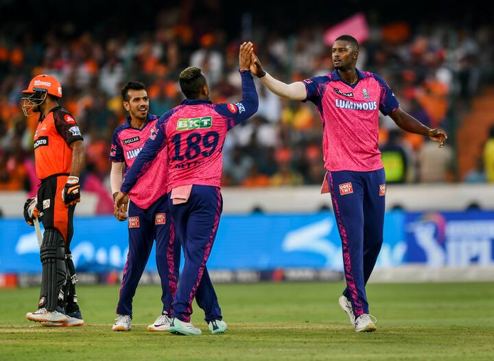 उमरान मलिक आणि अब्दुल समद यांच्या फलंदाजीमुळे हैदराबदाच्या संघाने 100 धावसंख्या ओलांडली. अबुद्ल समद याने नाबाद 32 धावांची खेळी केली. तर उमरान मलिक याने 19 धावांचे योगदान दिले. समदचा अपवाद वगळता एकाही फलंदाजाला 30 ची धावसंख्या ओलांडता आली नाही.