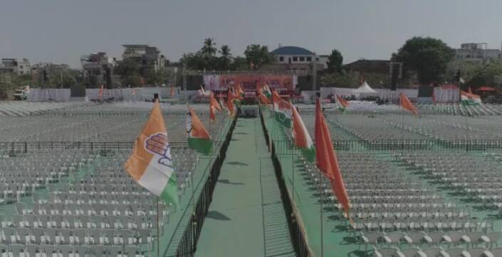 सभेच्या ठिकाणी आणि परिसरात महाविकास आघाडीतील शिवसेना, राष्ट्रवादी आणि काँग्रेस पक्षाची एकत्रित लावलेले झेंडे लावण्यात आल्याचे देखील पाहायला मिळत आहे.