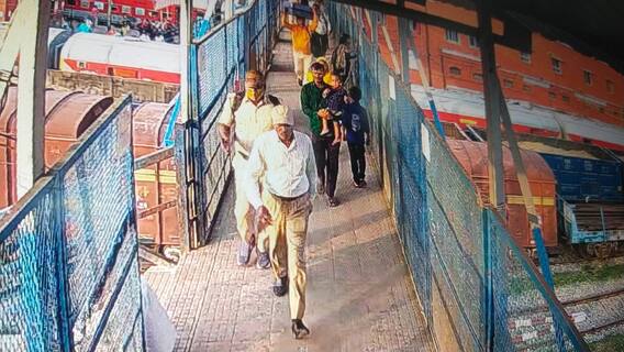 Bihar News: रक्षक बने भक्षक, एक करोड़ रुपये से भरा बैग लेकर चंपत होना चाहते थे चार GRP जवान, गिरफ्तार Bihar News: रक्षक बने भक्षक, एक करोड़ रुपये से भरा बैग लेकर चंपत होना चाहते थे चार GRP जवान, गिरफ्तार