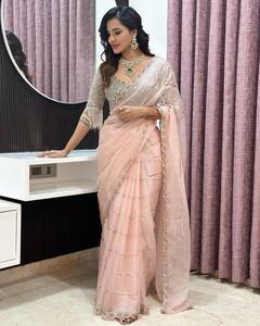 Ashu Reddy: అప్పుడప్పుడు చీరలో తళుక్కుమంటున్న అషూరెడ్డి