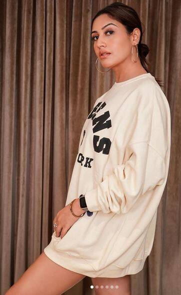 ਸੁਰਭੀ ਚੰਦਨਾ ਨੇ ਓਵਰ ਸਾਈਜ਼ ਦੀ ਟੀ-ਸ਼ਰਟ 'ਚ ਦਿਖਾਇਆ ਗਲੈਮਰਸ ਅਵਤਾਰ