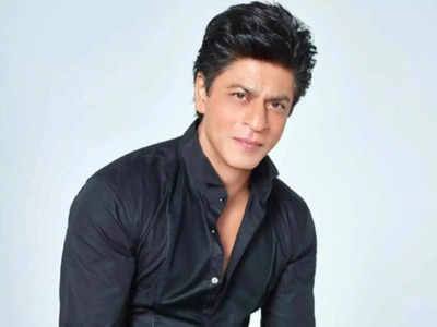 इस वीडियो में शाहरुख खान से सवाल किया जाता है कि अगर आप हिंदू होते तो आपका क्या नाम रखा जाता. आप अपना नाम शेखर कृष्णा रखते. लेकिन इसी पर शाहरुख खान बोल पड़ते हैं और कहते हैं कि नहीं शेखर कृष्णा नहीं बल्कि शेखर राधा कृष्णा होता. SRK बहुत है.