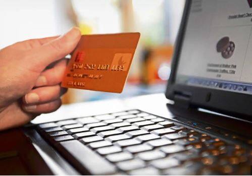 Online debit Card Transactions: ਪਹਿਲਾਂ, ਅਸੀਂ ਸਿਰਫ ਨਕਦ ਲੈਣ-ਦੇਣ ਨੂੰ ਜ਼ਿਆਦਾ ਮਹੱਤਵ ਦਿੰਦੇ ਸੀ, ਪਰ ਸਮੇਂ ਦੇ ਬੀਤਣ ਦੇ ਨਾਲ, ਆਨਲਾਈਨ ਮਾਧਿਅਮ ਨੇ ਬਹੁਤ ਤੇਜ਼ੀ ਨਾਲ ਗਤੀ ਪ੍ਰਾਪਤ ਕੀਤੀ ਹੈ। ਦੂਜੇ ਪਾਸੇ ਜਿੰਨੀ ਤੇਜ਼ੀ ਨਾਲ ਆਨਲਾਈਨ ਤਰੀਕਿਆਂ ਨਾਲ ਲੈਣ-ਦੇਣ ਵਧਿਆ ਹੈ, ਓਨੀ ਤੇਜ਼ੀ ਨਾਲ ਇੱਥੇ ਧੋਖਾਧੜੀ ਵੀ ਹੋਣ ਲੱਗ ਪਈ ਹੈ। ਅਜਿਹੇ 'ਚ ਜੇਕਰ ਤੁਸੀਂ ਵੀ ਆਨਲਾਈਨ ਡੈਬਿਟ ਕਾਰਡ ਟ੍ਰਾਂਜੈਕਸ਼ਨ ਅੰਨ੍ਹੇਵਾਹ ਕਰਦੇ ਹੋ ਤਾਂ ਕੁਝ ਗੱਲਾਂ ਦਾ ਜਾਣਨਾ ਬਹੁਤ ਜ਼ਰੂਰੀ ਹੈ, ਜਿਸ ਨਾਲ ਤੁਹਾਡਾ ਪੈਸਾ ਸੁਰੱਖਿਅਤ ਰਹਿ ਸਕਦਾ ਹੈ ਅਤੇ ਤੁਸੀਂ ਬੇਲੋੜੀ ਪਰੇਸ਼ਾਨੀ ਤੋਂ ਬਚ ਸਕਦੇ ਹੋ।