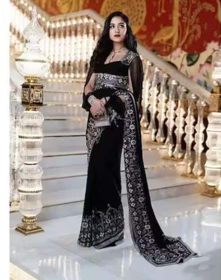 ਮੁਕੇਸ਼ ਅੰਬਾਨੀ ਅਤੇ ਨੀਤਾ ਅੰਬਾਨੀ ਦੇ ਛੋਟੇ ਬੇਟੇ ਅਨੰਤ ਅੰਬਾਨੀ ਦੀ ਹੋਣ ਵਾਲੀ ਦੁਲਹਨ ਰਾਧਿਕਾ ਮਰਚੈਂਟ ਦੇ ਫੈਸ਼ਨ ਸੈਂਸ 'ਤੇ ਹਰ ਕੋਈ ਹੈਰਾਨ ਹੈ। ਤੁਹਾਨੂੰ ਦੱਸ ਦੇਈਏ ਕਿ ਹਾਲ ਹੀ ਵਿੱਚ ਉਨ੍ਹਾਂ ਨੂੰ ਨੀਟਾ ਮੁਕੇਸ਼ ਅੰਬਾਨੀ ਕਲਚਰਲ ਸੈਂਟਰ ਦੇ ਲਾਂਚਿੰਗ ਈਵੈਂਟ ਵਿੱਚ ਦੇਖਿਆ ਗਿਆ ਸੀ।