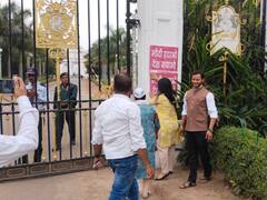 ज्योतिरादित्य सिंधिया के महल के बाहर AAP कार्यकर्ताओं का प्रदर्शन, लगाये 'मोदी हटाओ देश बचाओ' के पोस्टर