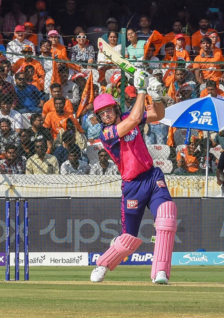 जोस बटलर आणि यशस्वी जयस्वाल यांच्यानंतर संजू सॅमसन यानेही अर्धशतकी खेळी केली. संजू सॅमसन याने अवघ्या 28 चेंडूत अर्धशतक झळकावले. संजू सॅमसन याने हैदराबादची गोलंदाजी फोडून काढली. नटराजन याच्या गोलंदाजीवर मोठा फटका मारण्याच्या प्रयत्नात संजू सॅमसन बाद झाला. अभिषेक शर्मा याने सिमारेषावर संजूचा अप्रतिम झेल घेतला. संजू सॅमसन याने 32 चेंडूत 55 धावांची भागिदारी केली. या खेळीदरम्यान संजू सॅमसन याने चार षठकार आणि तीन चौकार लगावले.