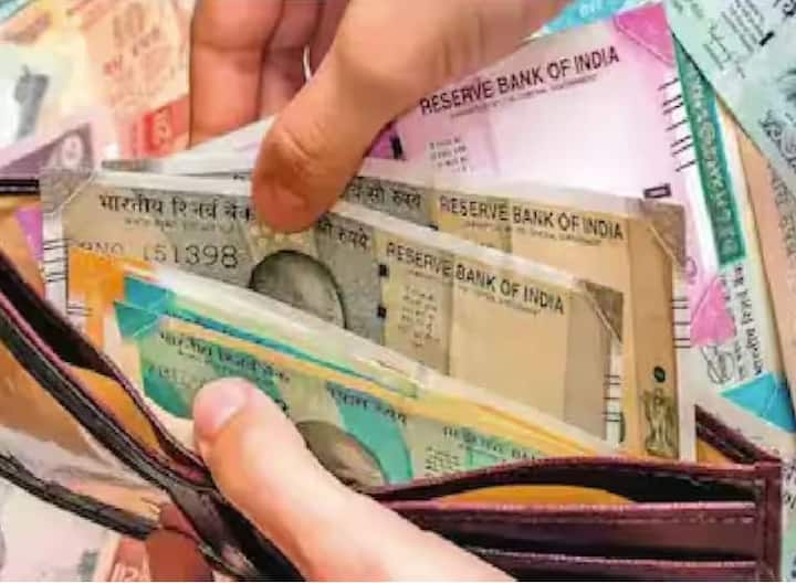 ਅਜਿਹੇ 'ਚ ਜੇਕਰ ਦੇਸ਼ ਦੇ ਚੋਟੀ ਦੇ ਬੈਂਕਾਂ ਨਾਲ ਤੁਲਨਾ ਕੀਤੀ ਜਾਵੇ ਤਾਂ ਸੀਨੀਅਰ ਸਿਟੀਜ਼ਨ ਸੇਵਿੰਗ ਸਕੀਮ ਐੱਫ.ਡੀ ਸਕੀਮ ਦੇ ਮੁਕਾਬਲੇ ਜ਼ਿਆਦਾ ਵਿਆਜ ਦੀ ਪੇਸ਼ਕਸ਼ ਕਰ ਰਹੀ ਹੈ।