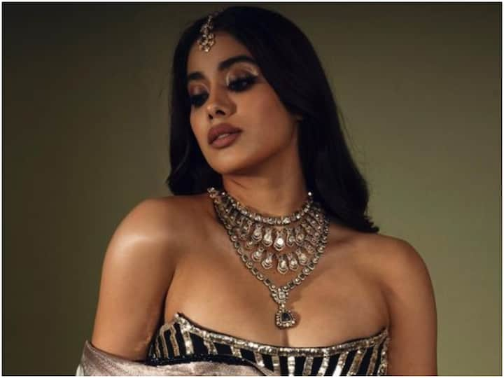 Janhvi Kapoor Attends Nita Mukesh Ambani Cultural Centre : గ్లామర్ విషయంలో తగ్గేదే లేదంటూ డ్రస్ ద్వారా జాన్వీ కపూర్ స్టేట్మెంట్ ఇస్తున్నట్టు లేదూ!