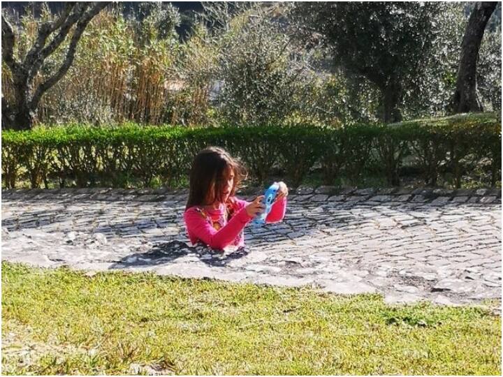 क्या आपको भी ऐसा लग रहा है कि लड़की का आधा शरीर जमीन के अंदर है? अगर हां, तो आप गलत हैं! Half of a girl body is not visible in picture due to optical illusion क्या आपको भी ऐसा लग रहा है कि लड़की का आधा शरीर जमीन के अंदर है? अगर हां, तो आप गलत हैं!