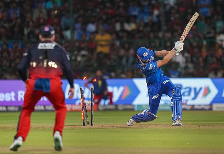 बुमराहच्या अनुपस्थितीत जोफ्रा आर्चर मुंबईच्या गोलंदाजीची धुरा सांभाळत होता. पण जोफ्रा आर्चरच्या गोलंदाजीत धार दिसत नव्हती. विराट कोहली आणि फाफ यांनी जोफ्राची पिटाई केली. जोफ्राच्या चार षटकात दोघांनी 33 धावा वसूल केल्या.