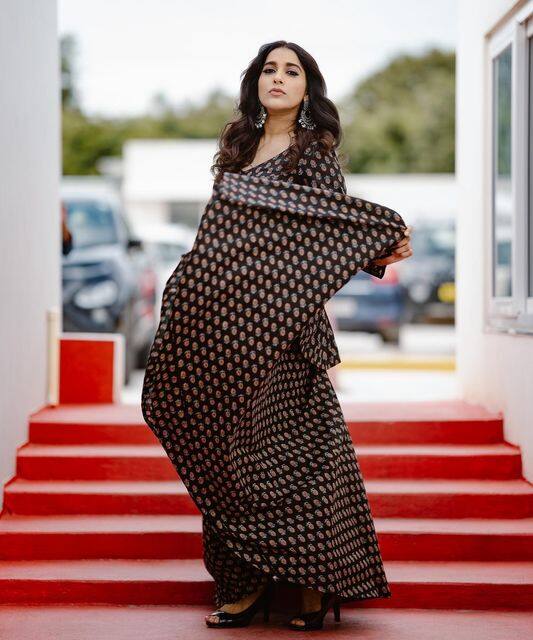 బ్లాక్ డ్రెస్ లో మరింత అందంగా కనిపిస్తోంది. Photo Credit: Rashmi Gautam/Instagram