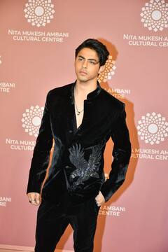 NMACC इवेंट में Aryan Khan ने मारी बहन सुहाना और मां गौरी संग एंट्री, खान खानदान ने दिखाया डैजल लुक