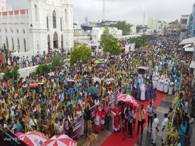 Palm Sunday celebration of today Christians who went in procession in velankanni Palm Sunday : குருத்தோலை ஞாயிறு இன்று...வேளாங்கண்ணியில் ஊர்வலமாக சென்ற கிறிஸ்தவர்கள்...!