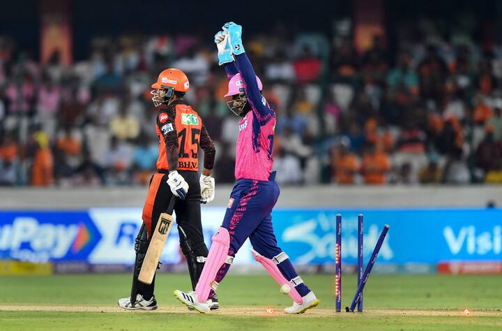 राजस्थानने दिलेल्या 204 धावांच्या आव्हानाचा पाठलाग करताना हैदराबादची सुरुवात खराब झाली. शून्य धावसंख्या असताना हैदराबादचे दोन फलंदाज बाद झाले. अभिषेक शर्मा आणि राहुल त्रिपाठी यांना खातेही उघडता आले नाही. 50 धावांच्या आत अर्धा हैदराबादचा अर्धा संघ तंबूत परतला होता. मयांक अग्रवाल 27, हॅरू ब्रूक 13, वॉशिंगटन सूंदर 1, ग्लेन फिलिप्स 8 आणि अदिल रशिद 18 यांना मोठी खेळी करता आली नाही.