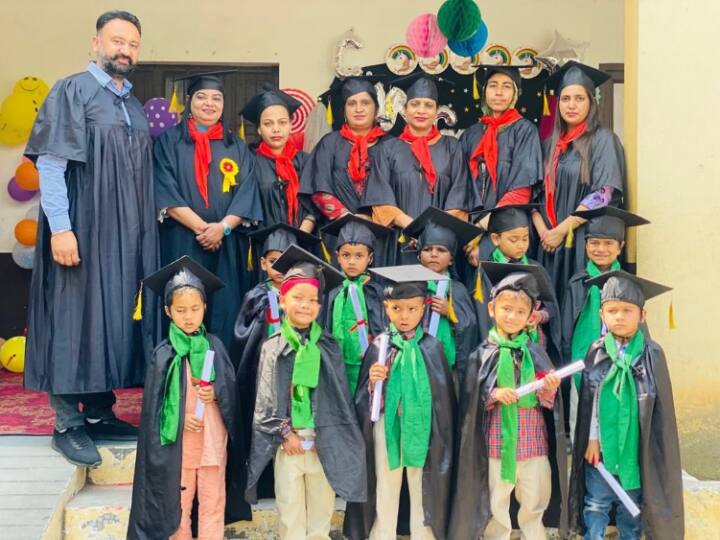 Punjab Govt School: पंजाब के सरकारी स्कूलों में पहली बार मनाई गई ‘ग्रेजुएशन सेरेमनी’, शिक्षा मंत्री ने शेयर की तस्वीरें 'Graduation Ceremony' celebrated for the first time in pre-primary government schools of Punjab Punjab Govt School: पंजाब के सरकारी स्कूलों में पहली बार मनाई गई ‘ग्रेजुएशन सेरेमनी’, शिक्षा मंत्री ने शेयर की तस्वीरें