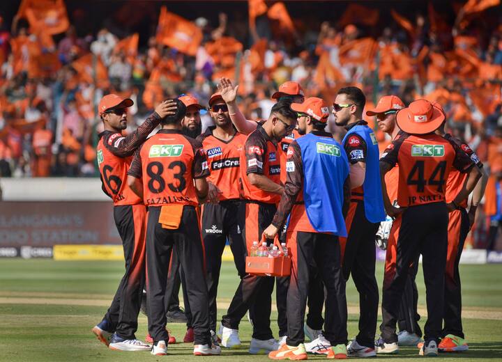 यशस्वी जयस्वाल याने दमदार अर्धशतक झळकावले. जयस्वाल याने 37 चेंडूत 54 धावांची खेळी केली. एका बाजूला जोस बटलर आणि संजू सॅमसन विस्फोटक फलंदाजी करत होते, तेव्हा दुसऱ्या बाजूला यशस्वीने संयमी फलंदाजी केली. यशस्वीने 54 धावांच्या खेळीमध्ये 9 चौकार लगावले. फारुकीने यशस्वीची खेळी संपुष्टात आणली. यशस्वीने जोस बटलरसोबत पहिल्या विकेटसाठी 35 चेंडूत 85 धावांची भागिदारी केली. तर संजूसोबत दुसऱ्या विकेटला 40 चेंडूत 54 धावा जोडल्या.