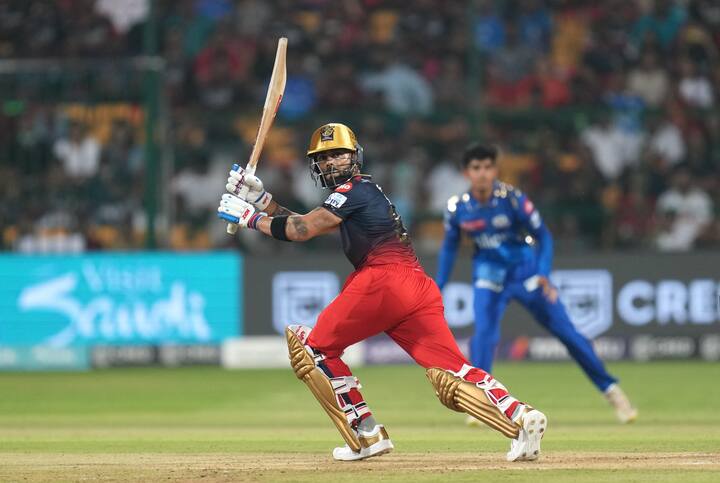 फाफ डु प्लेसिस याने 73 धावांची खेळी केली. या खेळीदरम्यान त्याने सहा षटकार आणि पाच चौकार लगावले. फाफ बाद झाल्यानंतर विराट कोहलीने आरसीबीला विजय मिळवून दिला. विराट कोहलीने नाबाद 82 धावांची खेळी केली. या खेळीत विराट कोहलीने सहा चौकार आणि पाच षटकार लगावले. मॅक्सवेल 12 धावांवर नाबाद होता.