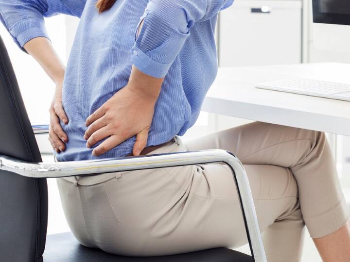 अगर आपको ऑफिस का काम करने के बाद पीठ में दर्द होता है तो ये आप के लिए है. पीठ में दर्द होने के कई कारण होते है. लेकिन ऑफिस में अपनी कुछ आदतों और गलतियों को बदलकर आपको कमर दर्द में आराम मिल सकता है.