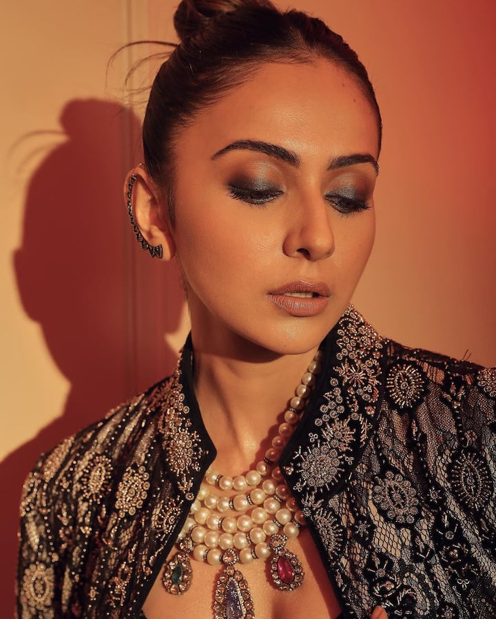 আর অবশ্য়ই সঙ্গে পাথর খোচিত অসাধারণ একটি নেকপিস।