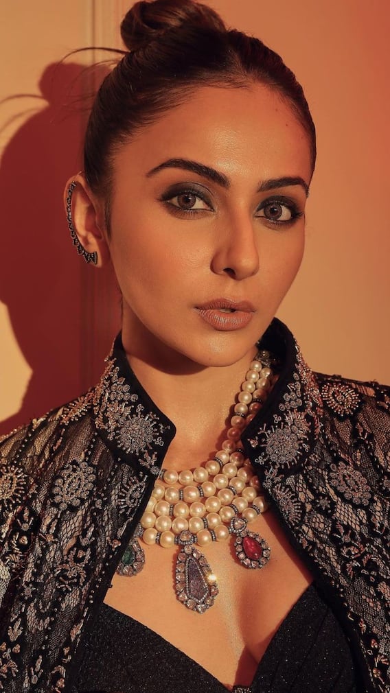 কালো পোশাকে ফের নজর কাড়লেন রাকুল প্রীত