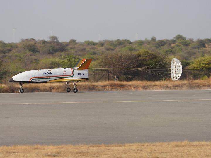 isro drdo successfully conducted reusable launch vehicle autonomous landing mission RLV at atr airport ISRO के नाम एक और कामयाबी, RLV की ATR एयरपोर्ट पर ऐसे हुई बेहतरीन लैंडिंग