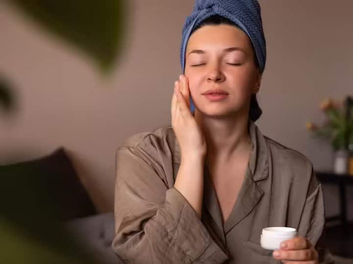 Follow this skin care routine before sleeping at night, you will get glowing skin in the morning