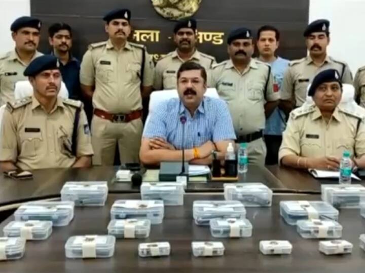 Bhind Madhya Pradesh police checking operation against illegal weapons three dozen recovered ANN MP News: अवैध हथियारों का जखीरा देख पुलिस भी रह गई सन्न, इस जिले में शुरू हुआ बड़ा अभियान