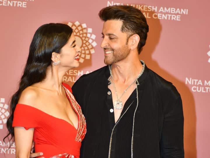 Hrithik Roshan and Saba Azad were seen engrossed in each other, seeing the actress in a red pair, the fans said – Shaadi ..