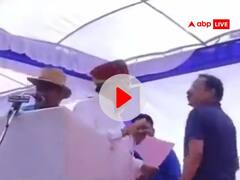 Watch: SC-ST महापंचायत में मंत्री को ही नहीं बोलने दिया गया, उनके पीछे मंच पर होती रही हाथापाई