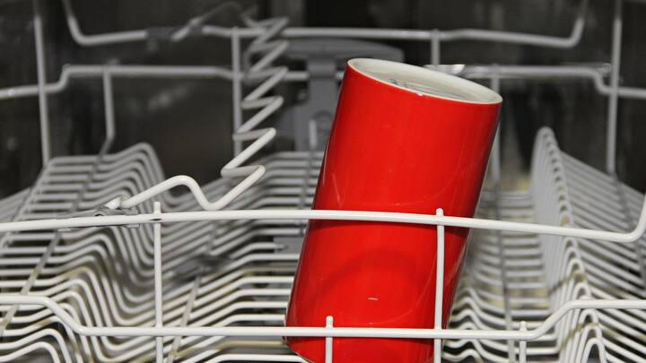 তাহলে এবার এই ঘরোয়া টোটকায় বাসন মেজে ত্বককেও যত্নে রাখুন, পকেটেরও সাশ্রয় করুন।