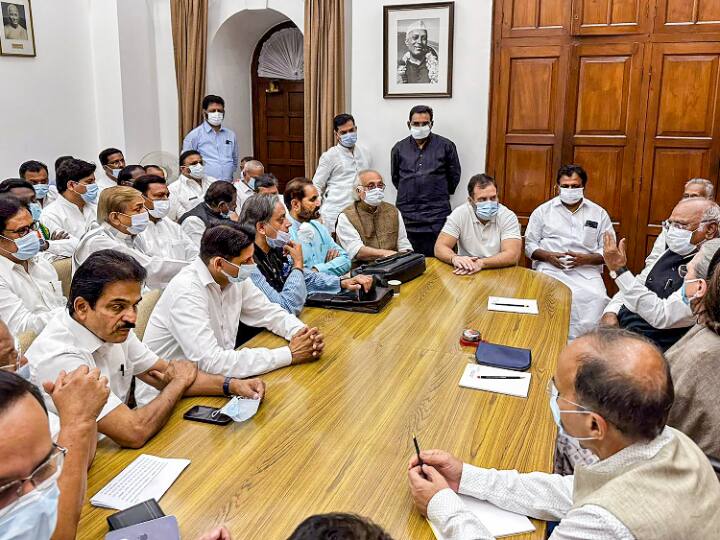 Rahul Gandhi Disqualification Case Congress Called MP Meeting CPP Office Parliament Rahul Gandhi Disqualification: कांग्रेस ने संसद कार्यालय में कल सुबह बुलाई सांसदों की बैठक, काले कपड़ों में आने के निर्देश