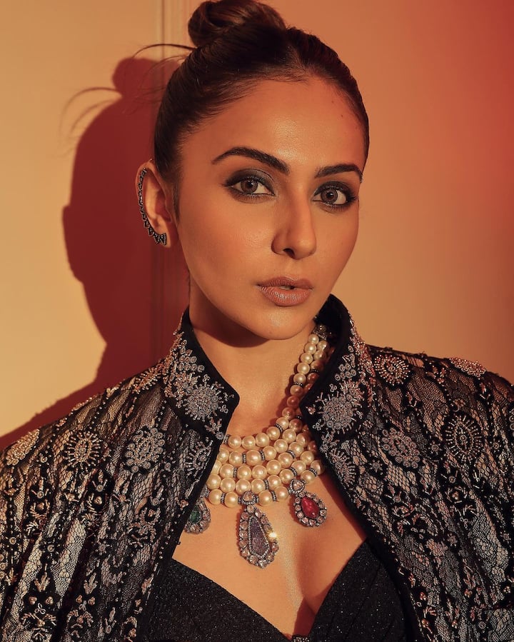 ২০০৯ সালে কন্নড় ছবি 'গিল্লি'র হাত ধরে অভিনয় জগতে পা রাখেন।