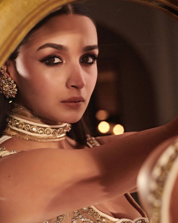 জমকালো পোশাকের সঙ্গে ছিল চোখ ধাঁধানো মেকআপ।