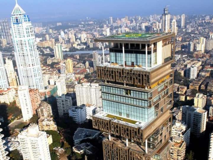 मुकेश अंबानी की एंटीलिया इस क्रम में तीसरे नंबर पर आती है, जो मुंबई और भारत की सबसे महंगी और लग्जरी घर है. इसमें 27 मंजिला इमारत है, जो 4 लाख वर्ग फूट में फैला हुआ है.