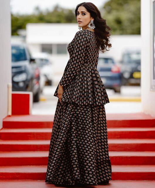 కొద్ది రోజుల క్రితం ‘బొమ్మ బ్లాక్ బస్టర్’ అనే సినిమాలో నటించింది. Photo Credit: Rashmi Gautam/Instagram