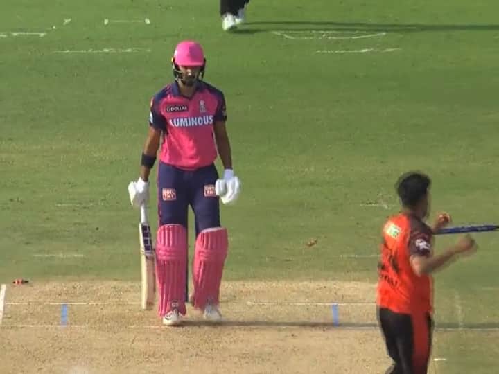 RR vs SRH Sunrisers Hyderabad bowler Umran Malik bowled Rajasthan Royals batsman Devdutt Padikkal watch flying stumps video RR vs SRH: उमरान मलिक की खतरनाक गेंद पर उड़े देवदत्त पडिक्कल के होश! पलक झपकते ही उखड़े स्टम्प्स