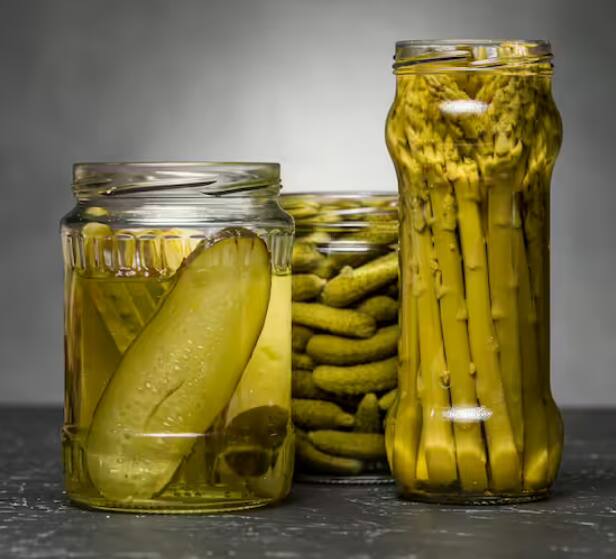 ਰਿਸਰਚ 'ਚ ਪਤਾ ਲੱਗਾ ਹੈ ਕਿ ਇਸ ਪਿੱਛੇ ਕੋਈ ਇਕ ਕਾਰਨ ਨਹੀਂ ਹੈ। ਜ਼ਿਆਦਾ ਅਚਾਰ ਖਾਣ ਦੇ ਕਈ ਕਾਰਨ ਸਾਹਮਣੇ ਆਏ ਹਨ।